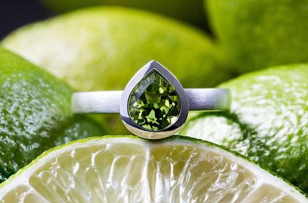 Bastian inverun Ring Pear Cut Peridot • 33401.54